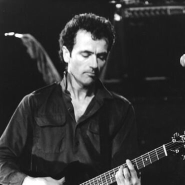 IC006 Hugh Cornwell/The Stranglers