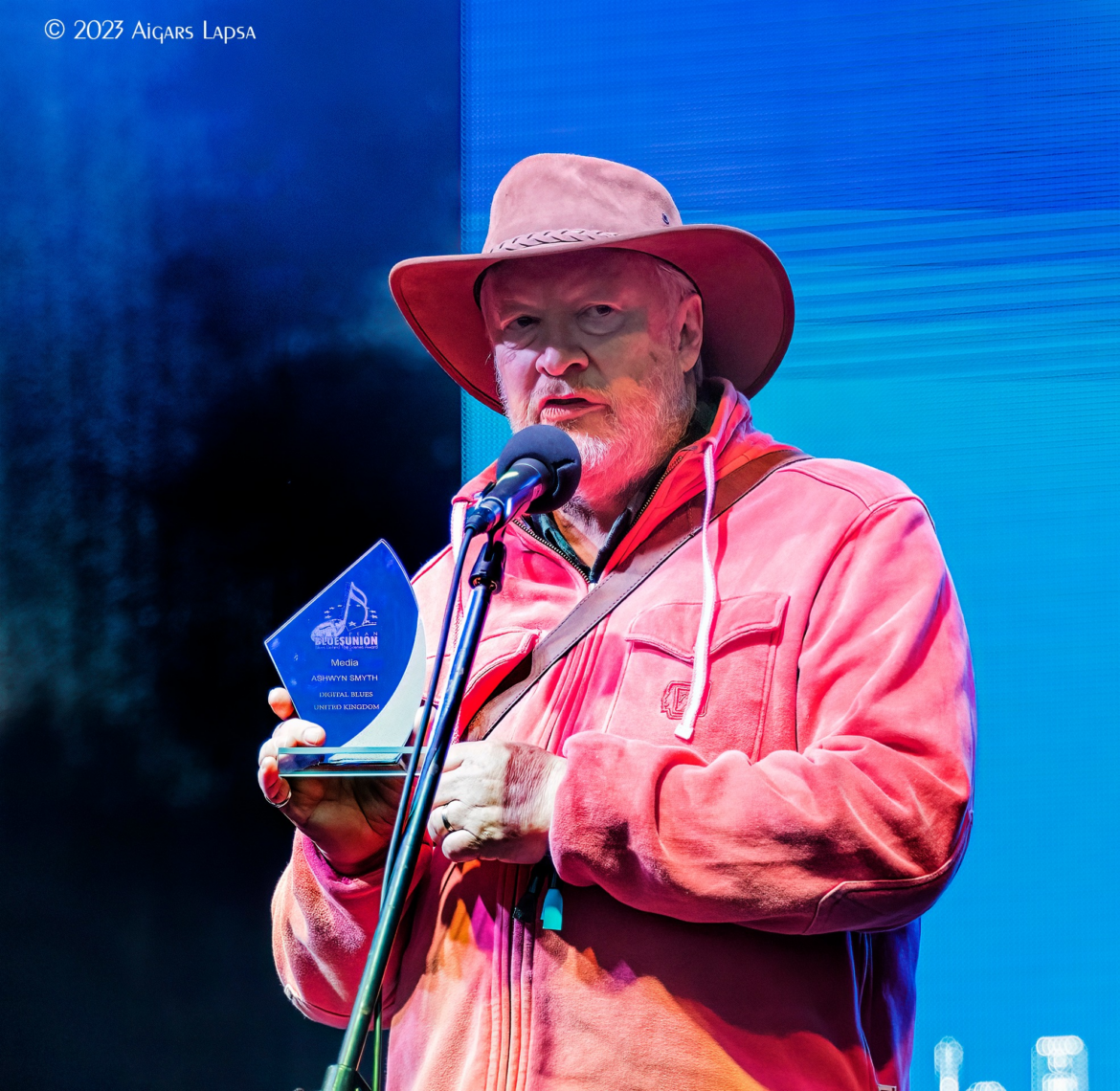 Photo of Ashwyn Smith receiving the European Blues Union’s 2023 Blues Behind the Scenes Award – Media.