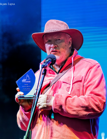 Photo of Ashwyn Smith receiving the European Blues Union’s 2023 Blues Behind the Scenes Award – Media.