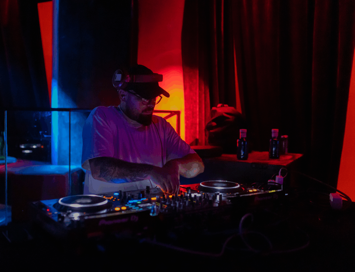 Photo DJ Fex F DJing.